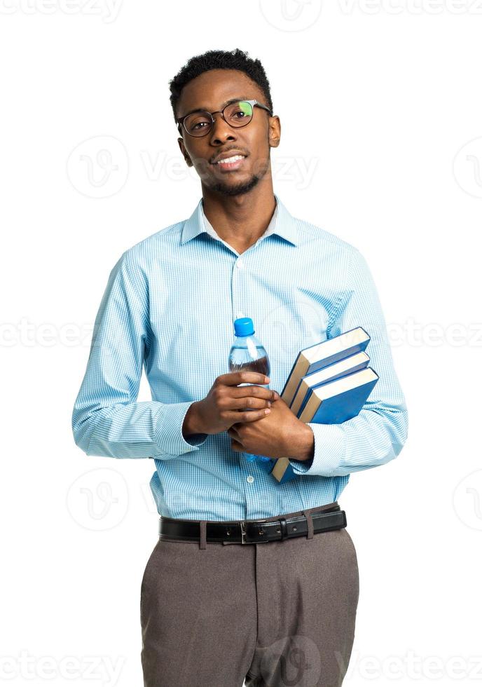 glücklich afrikanisch amerikanisch Hochschule Schüler Stehen mit Bücher und Flasche von Wasser im seine Hände auf Weiß foto