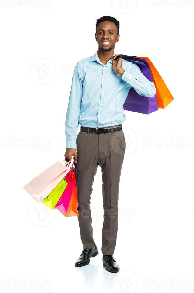 glücklich afrikanisch amerikanisch Mann halten Einkaufen Taschen auf Weiß Hintergrund foto