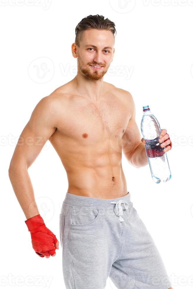 Sport attraktiv Mann tragen Boxen Bandagen mit Flasche von Wasser auf das Weiß foto