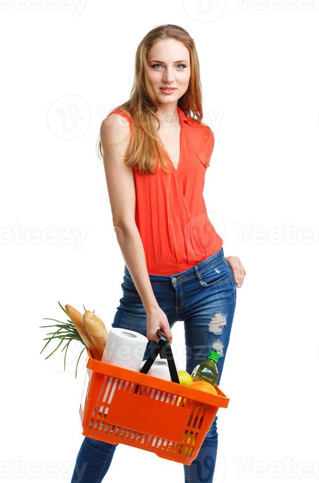 glücklich Frau halten ein Korb voll von gesund Lebensmittel. Einkaufen foto