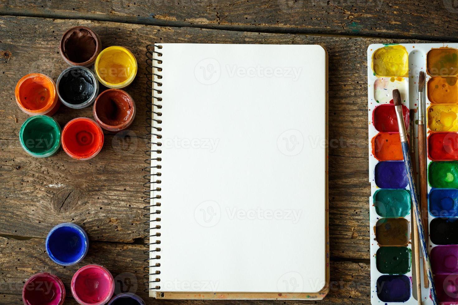 Gemälde Satz. Papier, Bürsten, malt, Aquarell, Acryl Farbe auf ein hölzern Hintergrund oben Nieder Aussicht foto