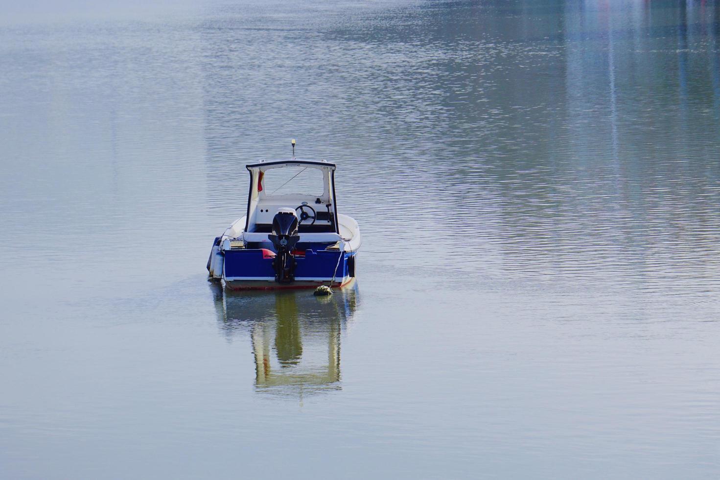 ein Boot in der Nähe eines Seehafens foto