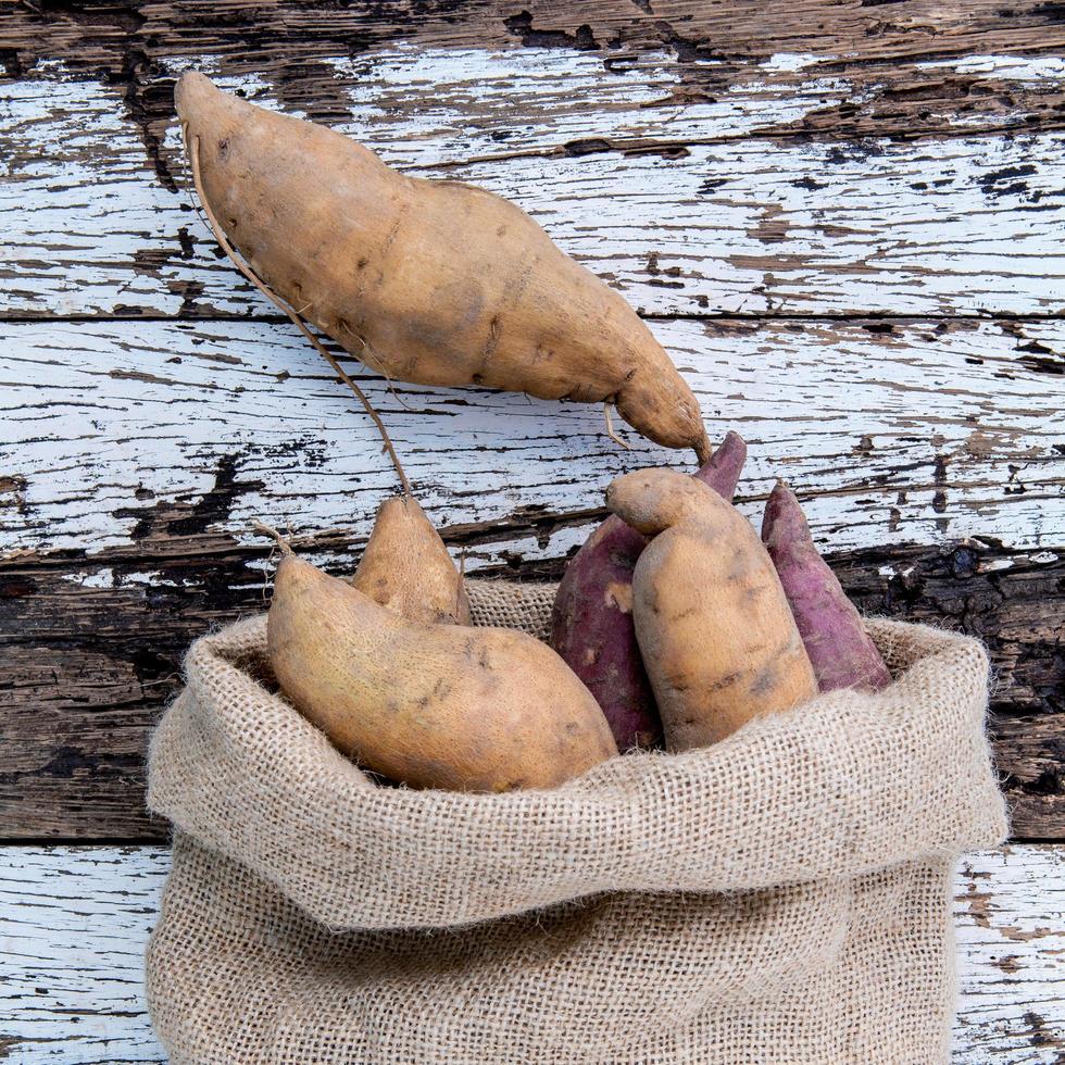 Süßkartoffeln in einem Sack foto