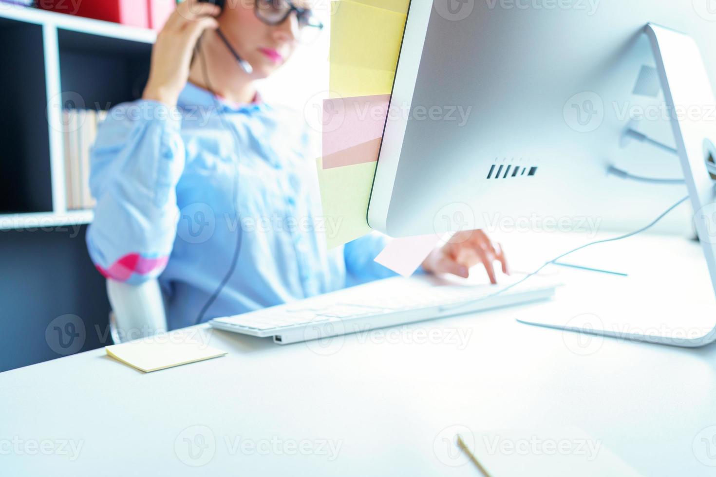 Nahansicht von Frau Arbeiten im ein Anruf Center foto