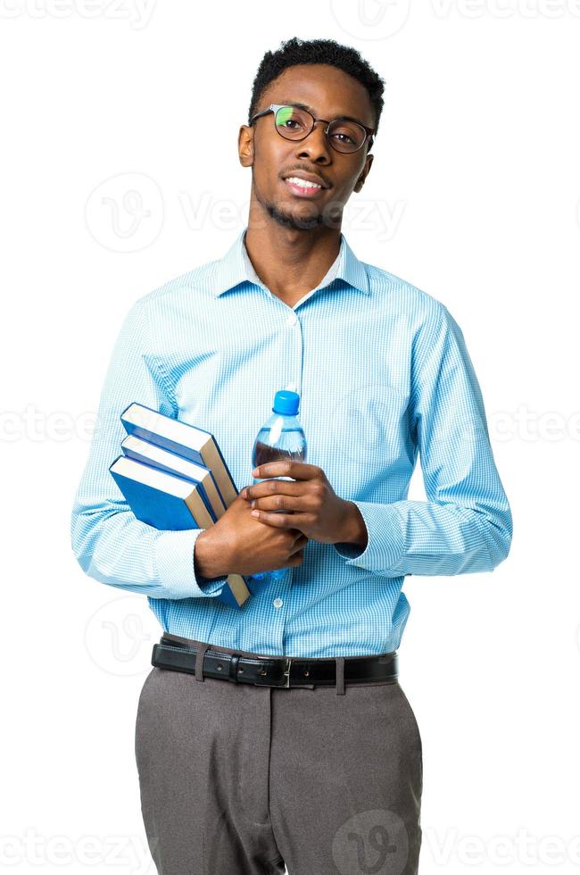 glücklich afrikanisch amerikanisch Hochschule Schüler Stehen mit Bücher und Flasche von Wasser im seine Hände auf Weiß foto