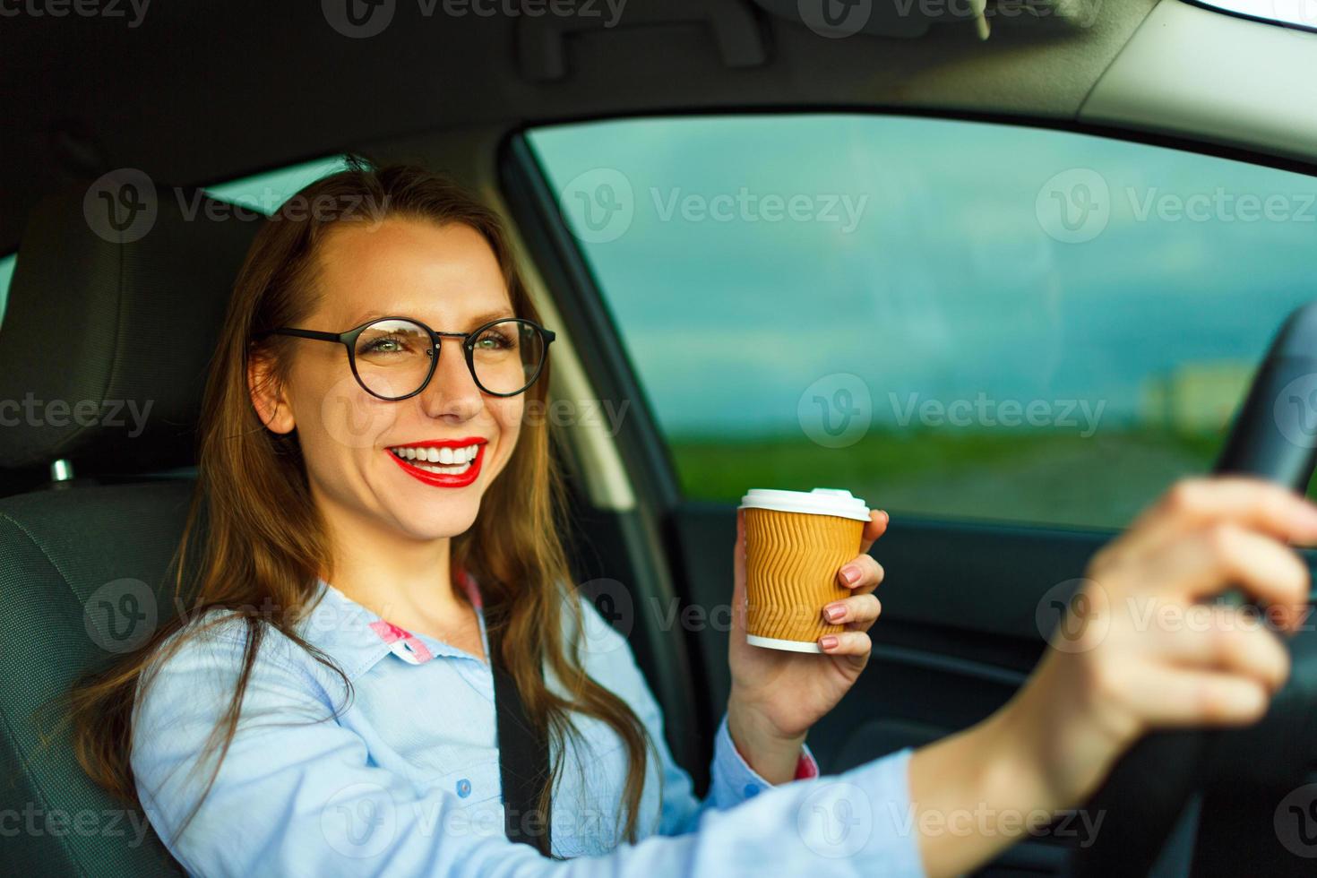jung Geschäftsfrau Senden ein Text Botschaft und Trinken Kaffee während foto