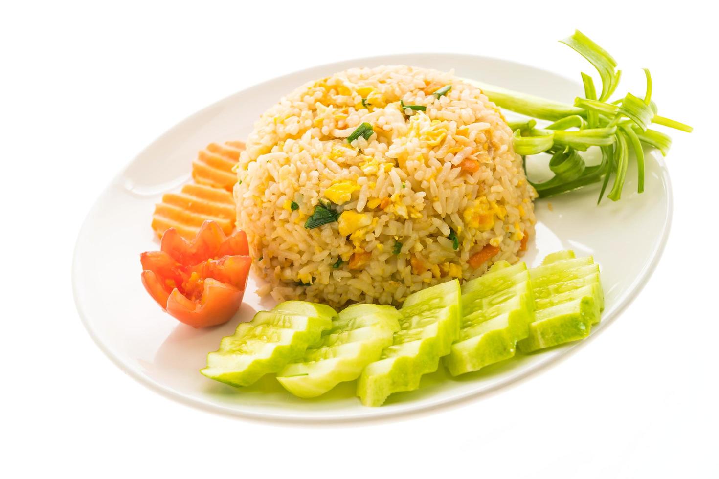 gebratener Reis mit Krabbenfleisch auf weißem Teller foto