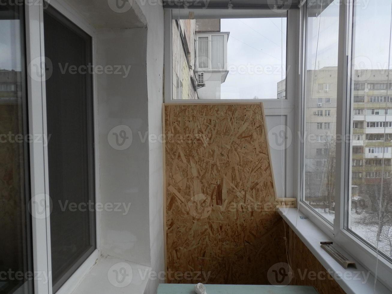 Erwärmen und Verkleidung mit Platten von ein Balkon im ein Wohnung Haus foto