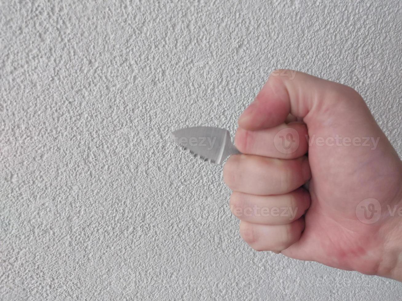 Sack Messer zum Selbstverteidigung im das Hand von ein Mann foto