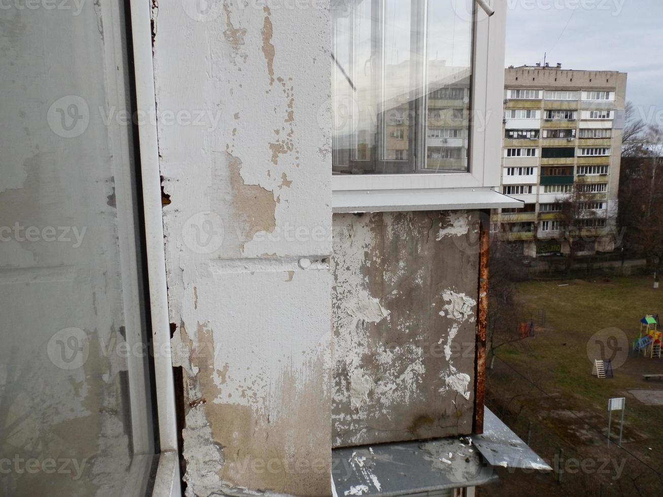 alt geknackt Balkon Geländer Platte im brauchen von Reparatur foto