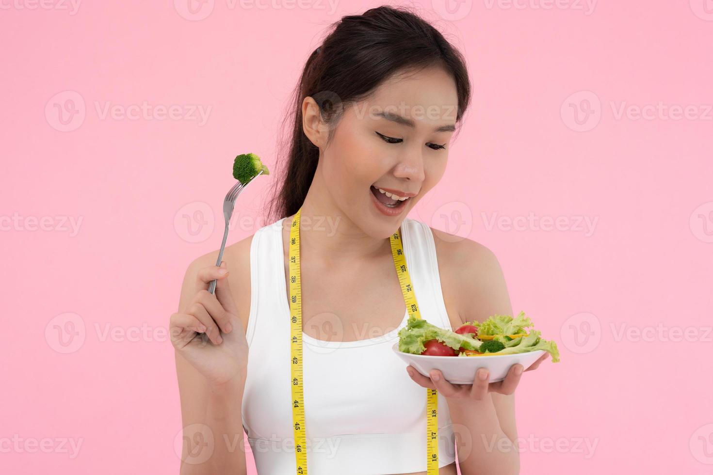 gesund Lebensmittel. schön weiblich Mädchen lächelnd genießen Essen frisch Gemüse Salat auf Frühstück Gesundheit. glücklich asiatisch Frau gut Emotion. Diät, Entgiftung, Diät, verlieren Gewicht, sauber essen, Vegetarier, Ernährungsberater foto