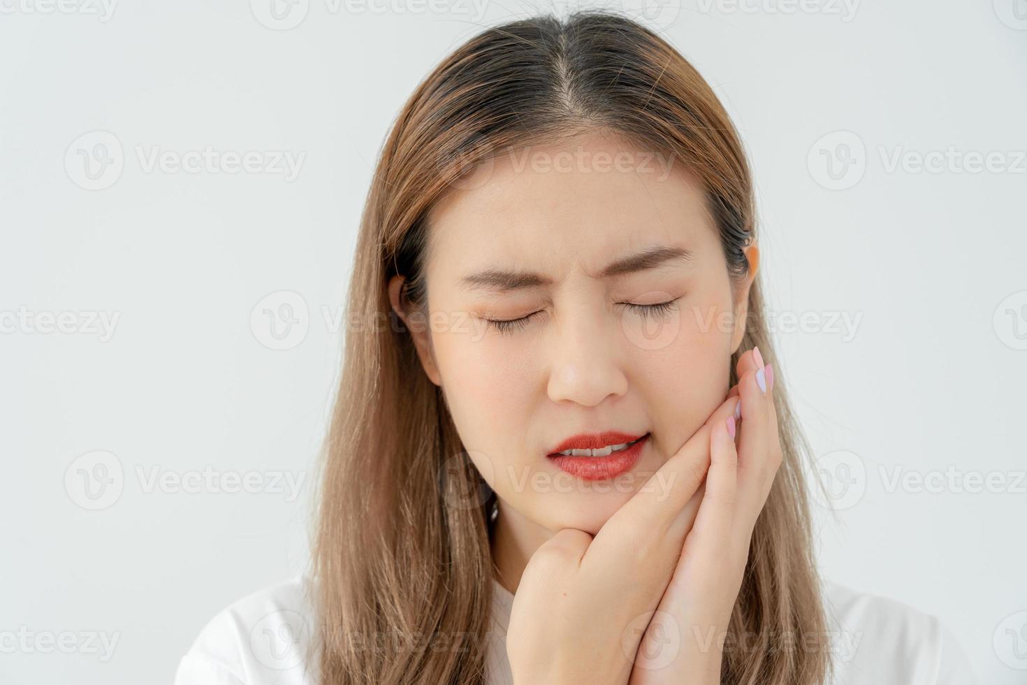 asiatisch Frau Gefühl Zahnschmerzen von Zahnfleischentzündung, weiblich leiden Zahn, zerfallen Probleme, Dental Pflege. empfindlich Zahn, zerfallen Problem, Schlecht Atem, Zahnfleisch Rezession, Oral Hygiene Anweisung, Zahn Extraktion foto