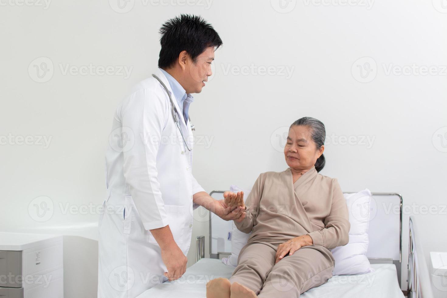 asiatisch männlich Arzt erklären Medizin zu Alten weiblich geduldig im Krankenhaus. foto