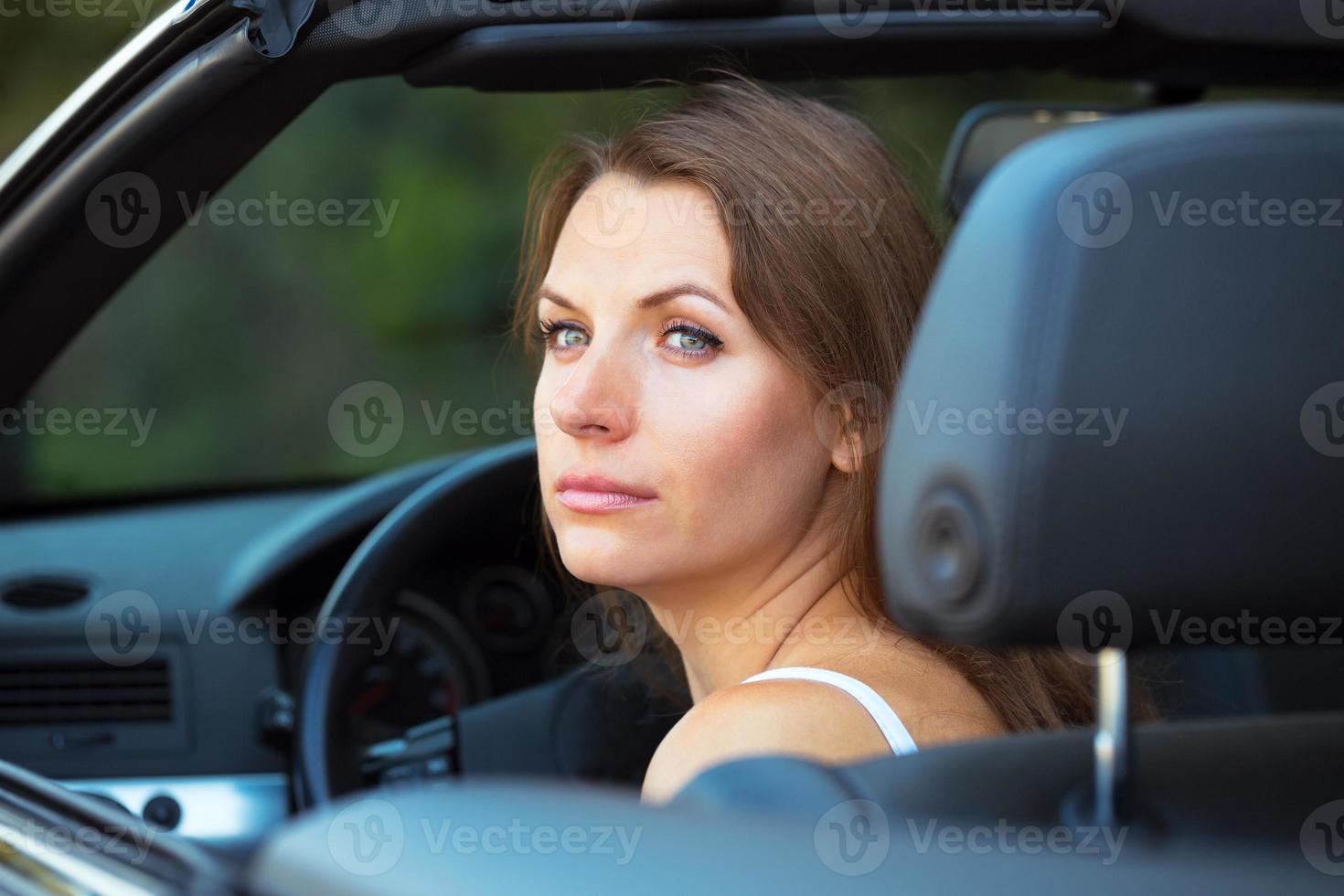 kaukasische Frau in einem Cabriolet foto