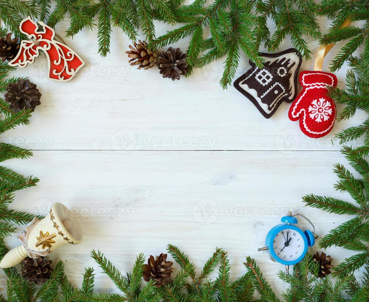 Weihnachten Baum Geäst Weihnachten Dekorationen auf Weiß hölzern Textur bereit zum Ihre Design foto