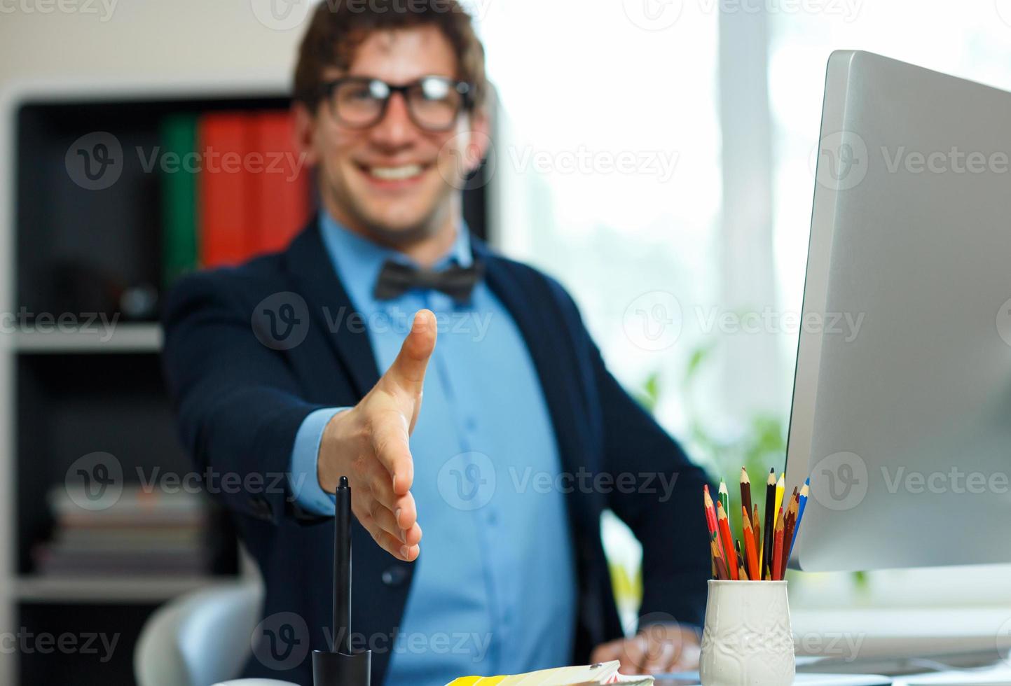 modern Geschäft Mann mit Arm verlängert zu Handschlag foto