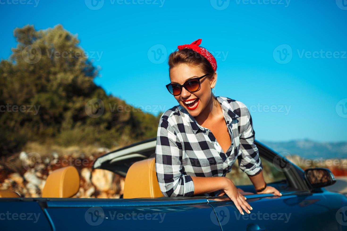 schön Stift oben Frau Sitzung im Cabrio, genießen Ausflug auf Luxus modern Auto mit öffnen Dach foto