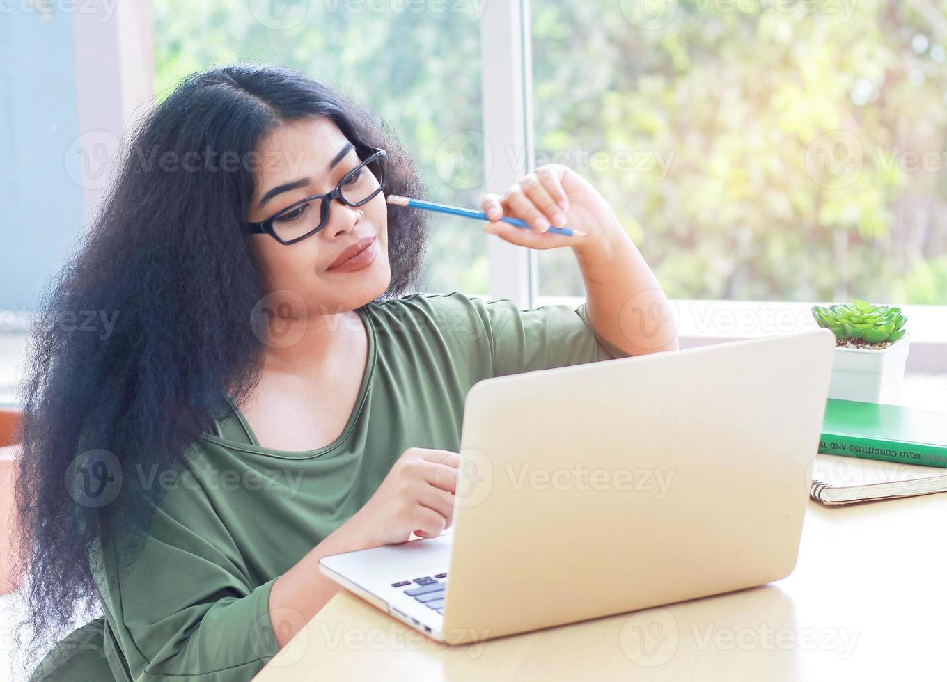 Frau, die an einem Laptop zu Hause während covid-19 arbeitet foto