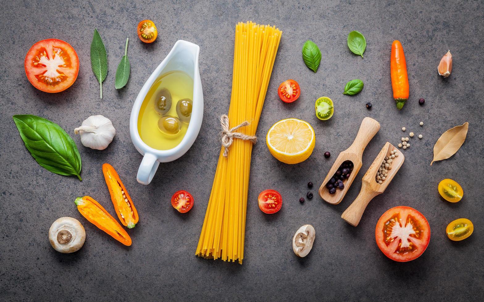 Draufsicht auf frische Spaghetti-Zutat foto