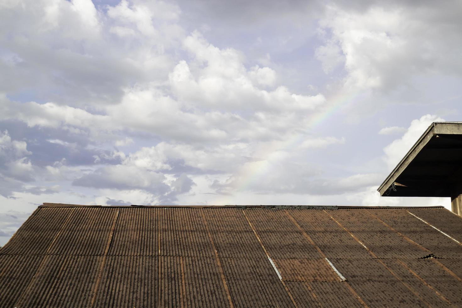 Tondach mit Regenbogen am Himmel foto