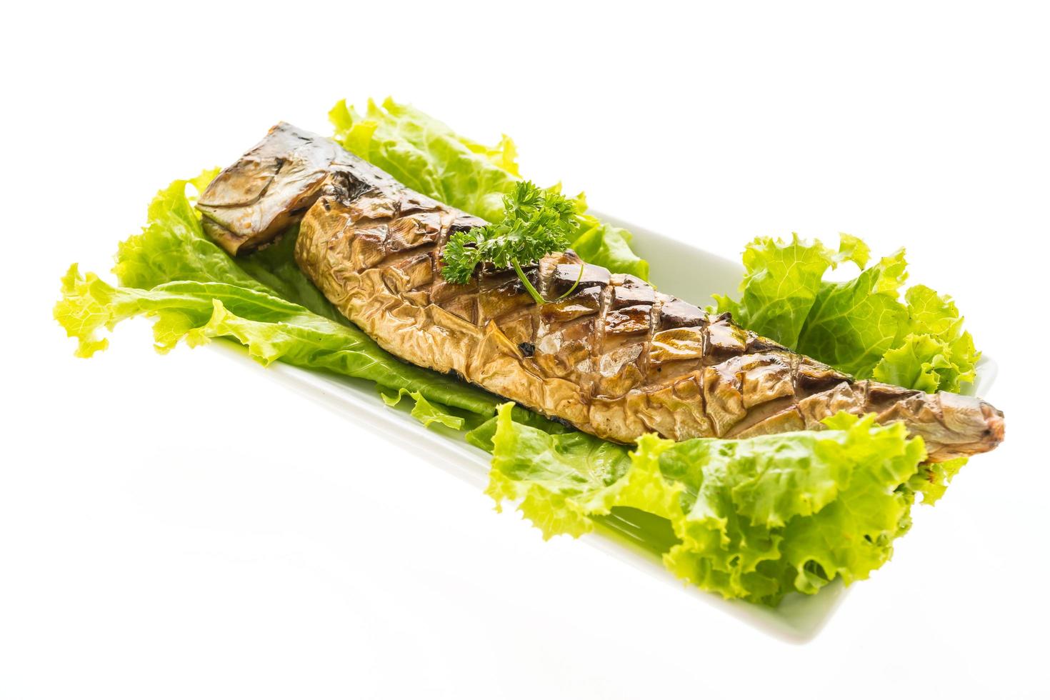 Gegrillter Saba-Fisch mit süßer Sauce auf weißem Teller foto