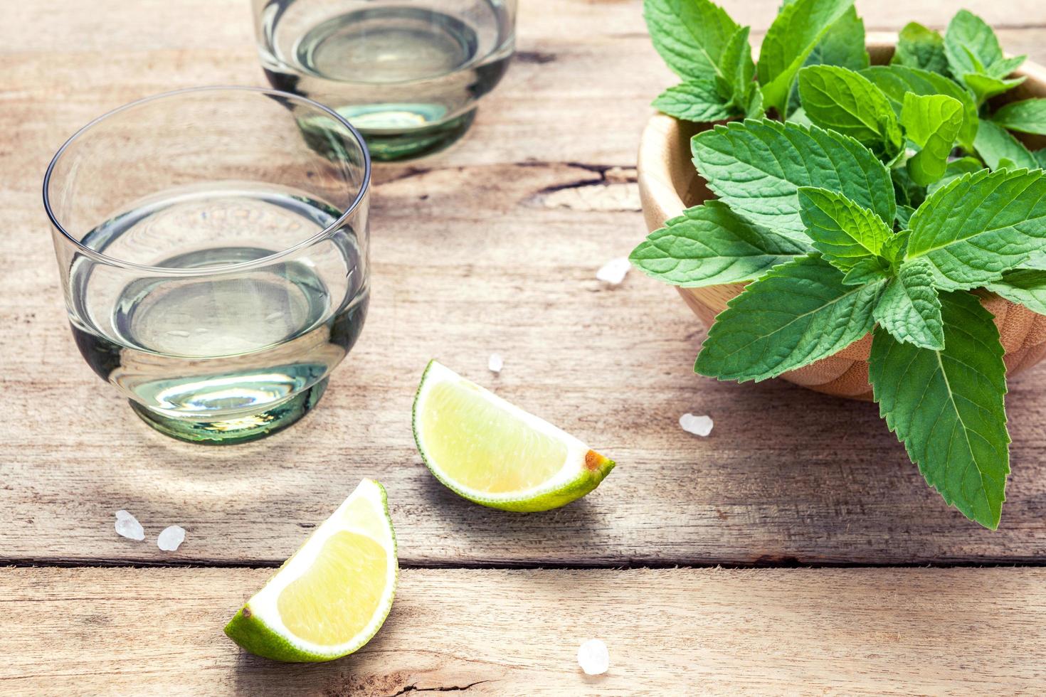 frische Mojito-Zutaten auf rustikalem Holz foto