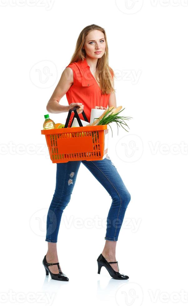 glücklich jung Frau halten ein Korb voll von gesund Essen auf Weiß. Einkaufen foto