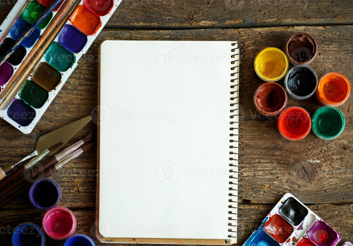 Papier, Aquarelle und Farbe Bürste auf hölzern Hintergrund foto