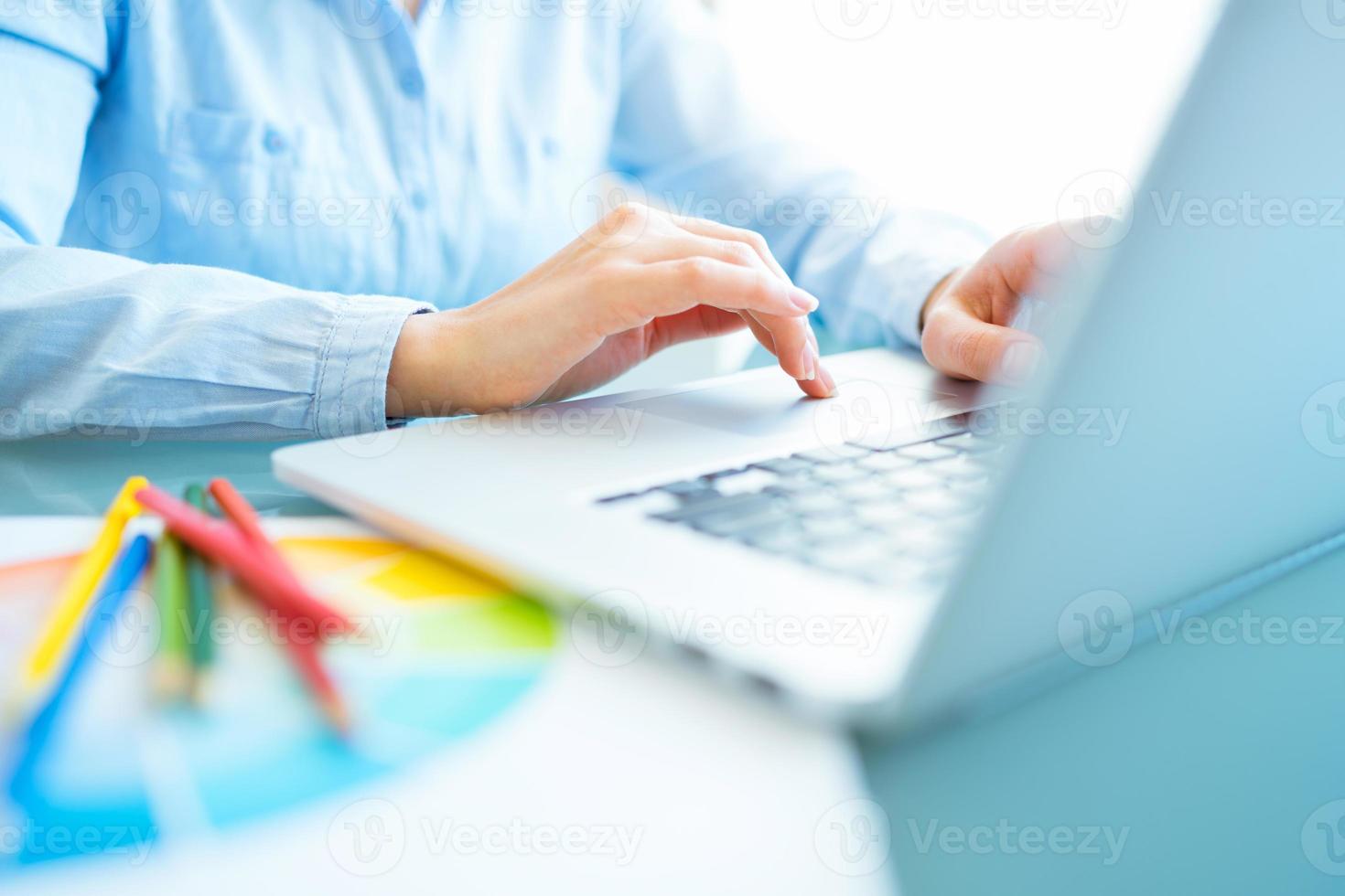 Frau Büro Arbeiter Tippen auf das Tastatur foto