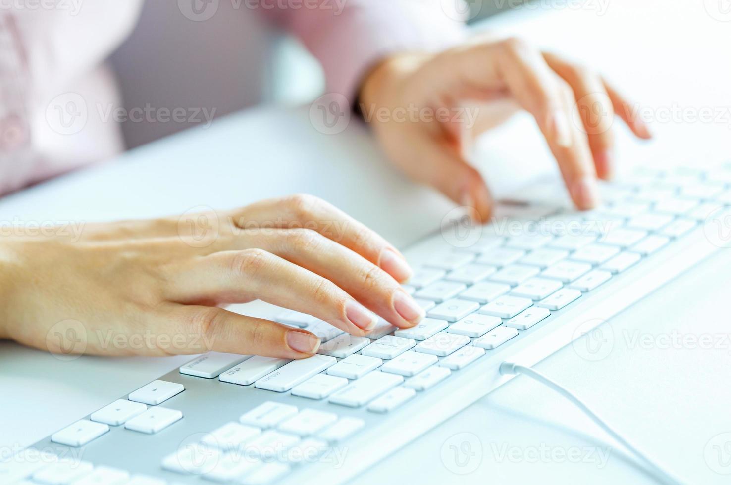 Frau Büro Arbeiter Tippen auf das Tastatur foto