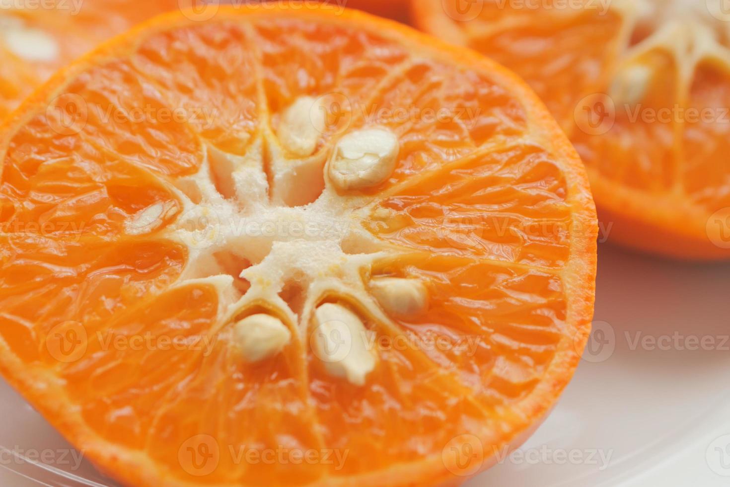 schließen oben von Scheibe von Orange Obst im ein Schüssel foto