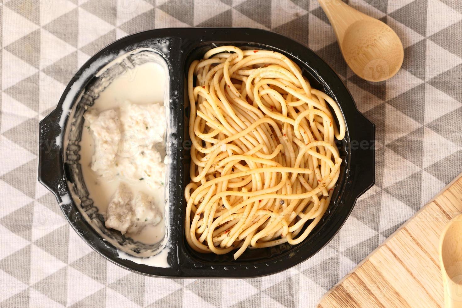 oben Aussicht von Pasta im ein nehmen Weg Container foto