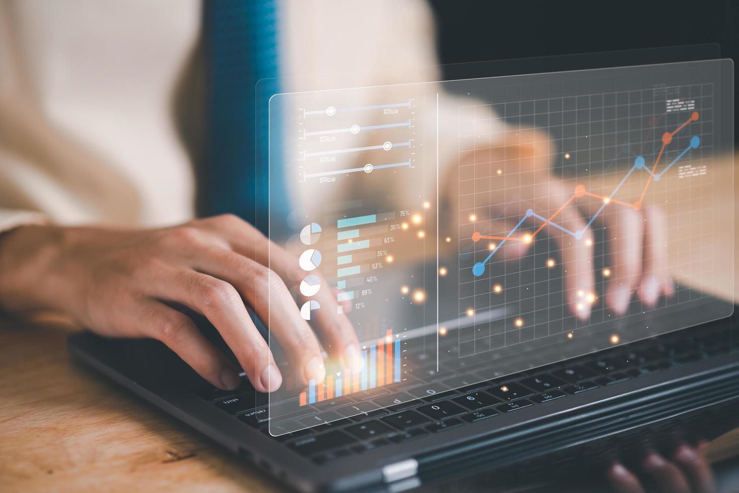 Geschäftsmann lesen Graph Bericht und Geschäft Statistiken Diagramme ,Analyse und Verbesserung von korporativ Strategie ,verwalten finanziell und Marketing Unterlagen , Statistiken und Daten Konzepte foto