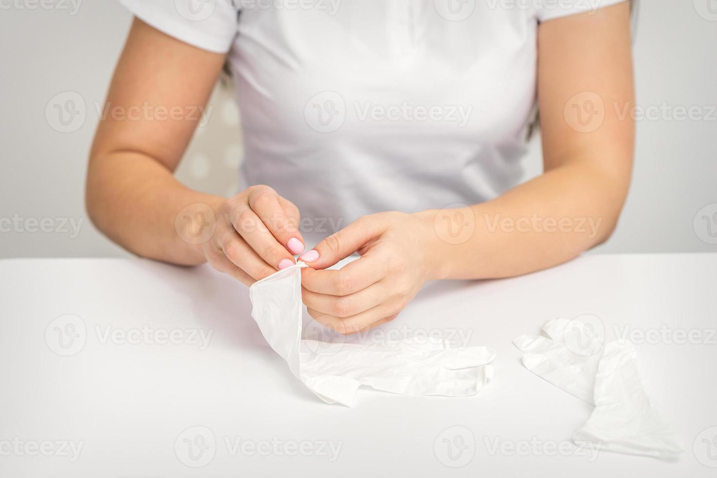 Arzt setzt auf Weiß Handschuhe foto