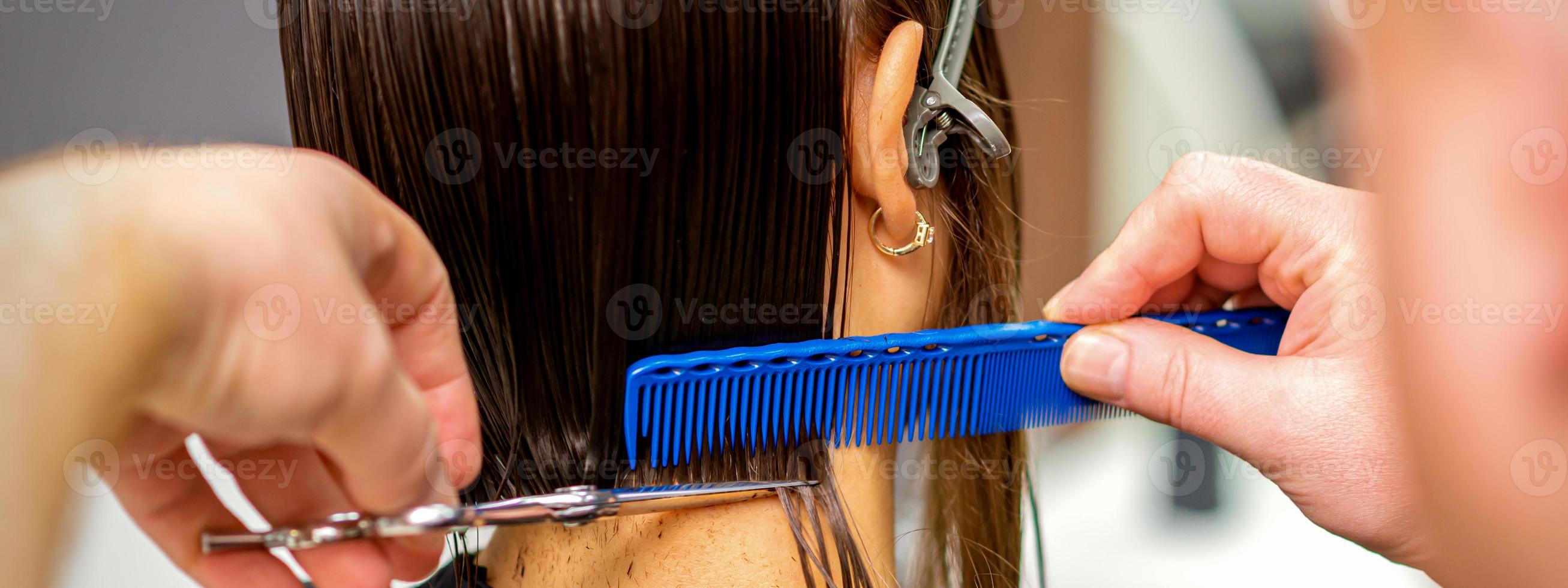 Friseur schneidet Haar von Frau foto