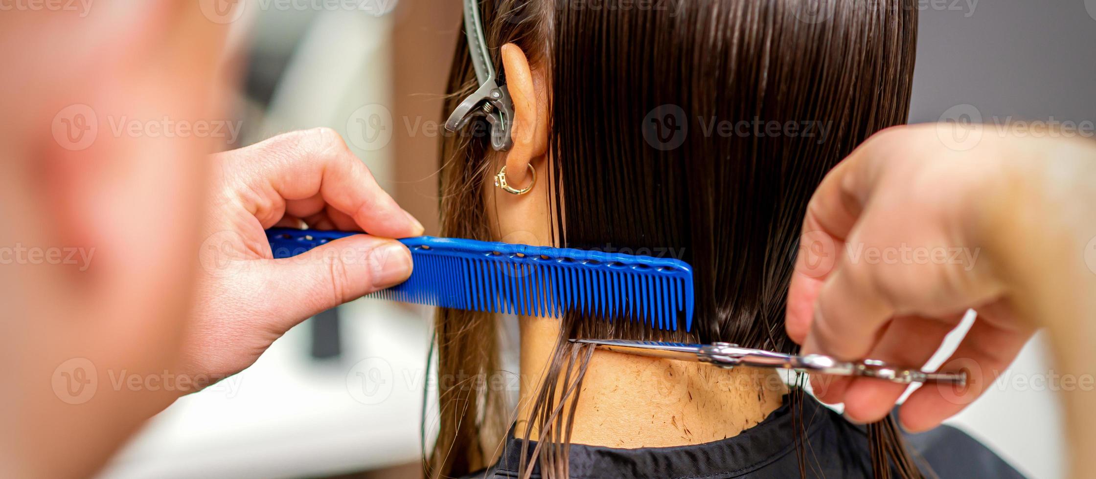 Friseur schneidet Haar von Frau foto