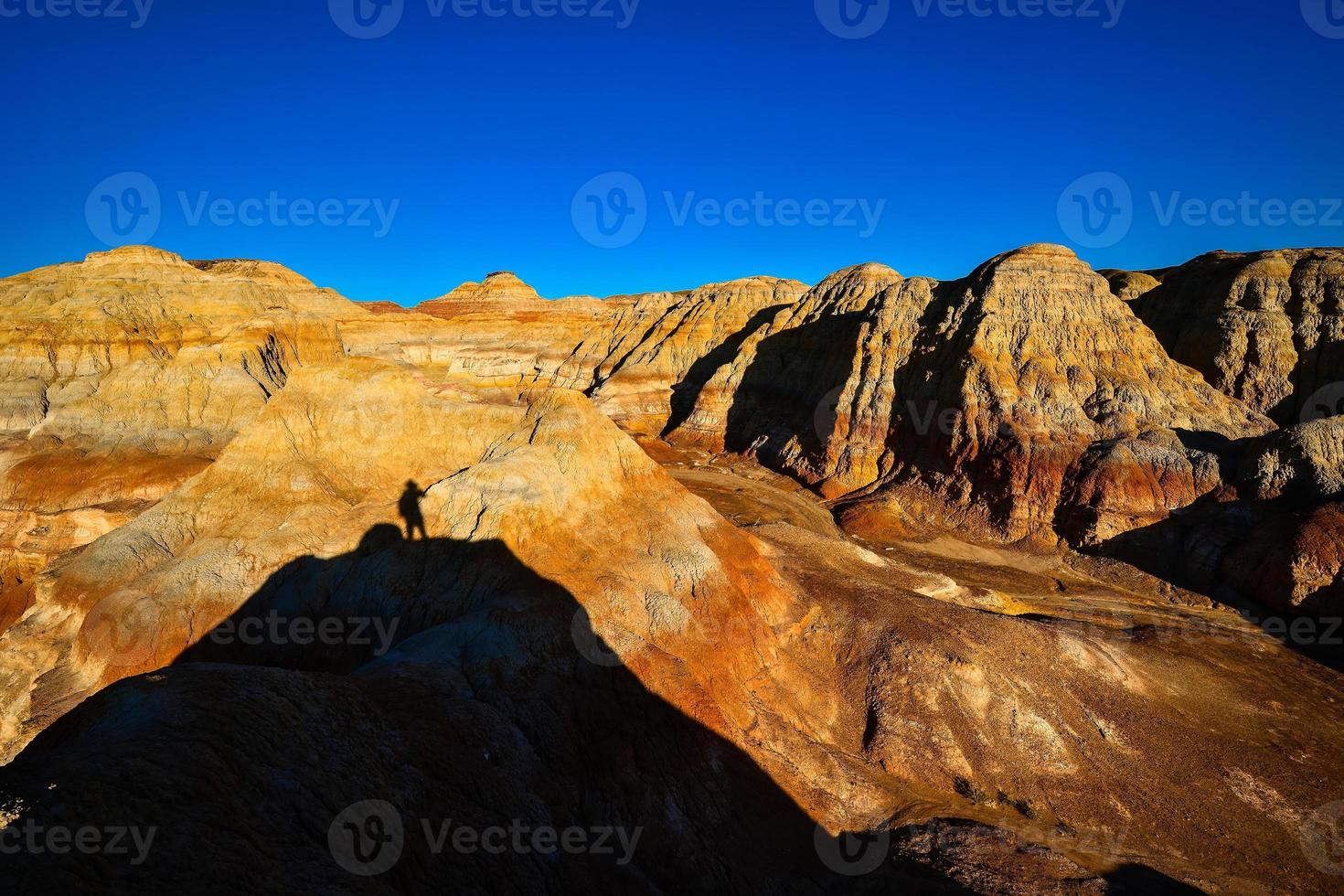 Trekking im das Wucai Stadt szenisch Bereich in der Nähe von urumqi, Xinjiang, hat ein großartig und blendend Aussicht von das danxia Landschaft. foto