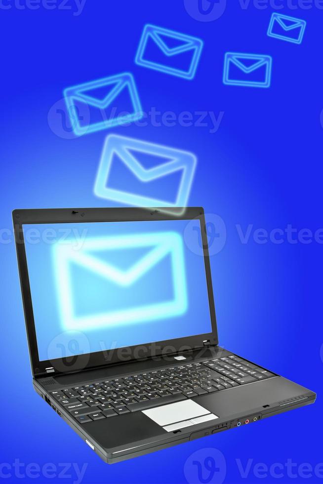 Laptop mit Mail Symbol foto