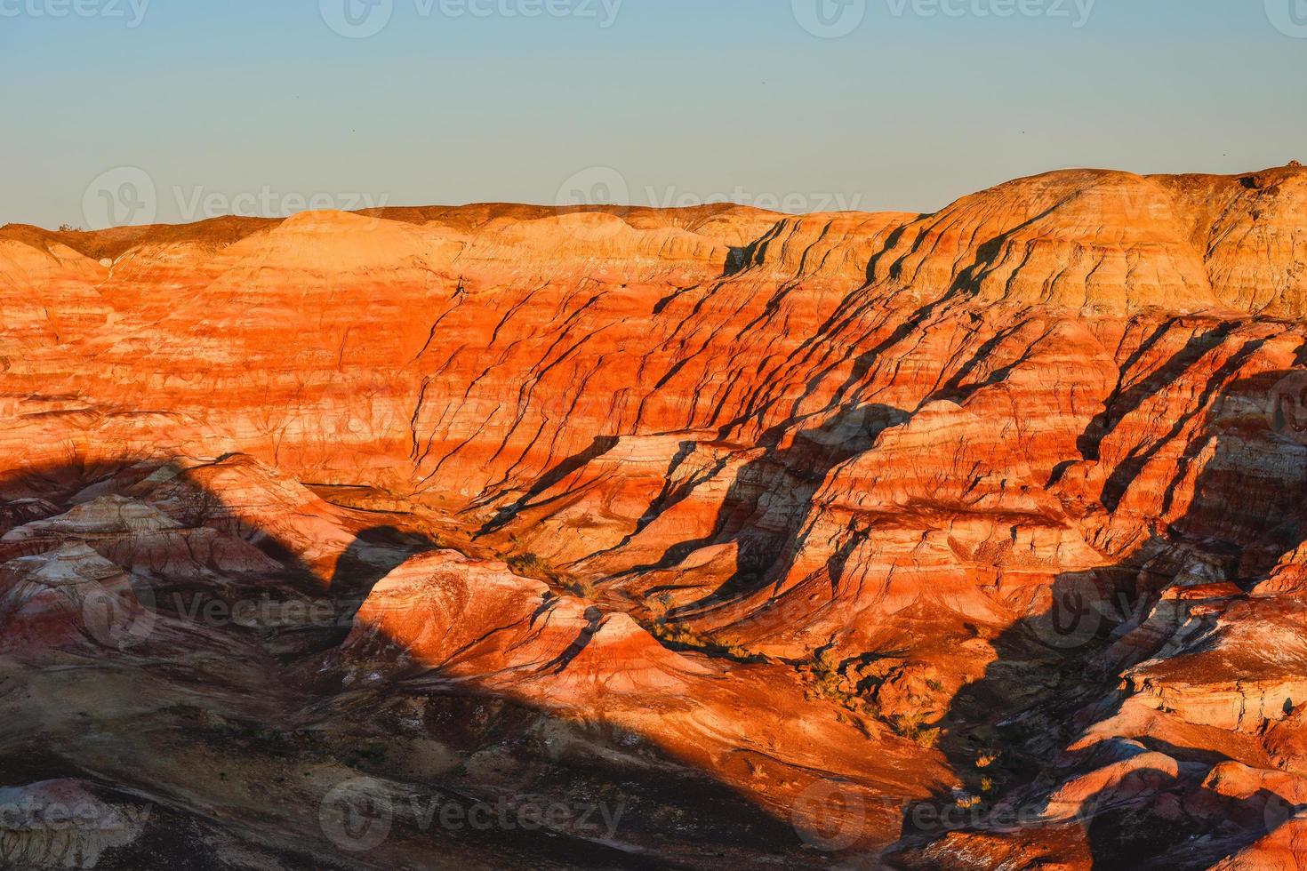 Trekking im das Wucai Stadt szenisch Bereich in der Nähe von urumqi, Xinjiang, hat ein großartig und blendend Aussicht von das danxia Landschaft. foto