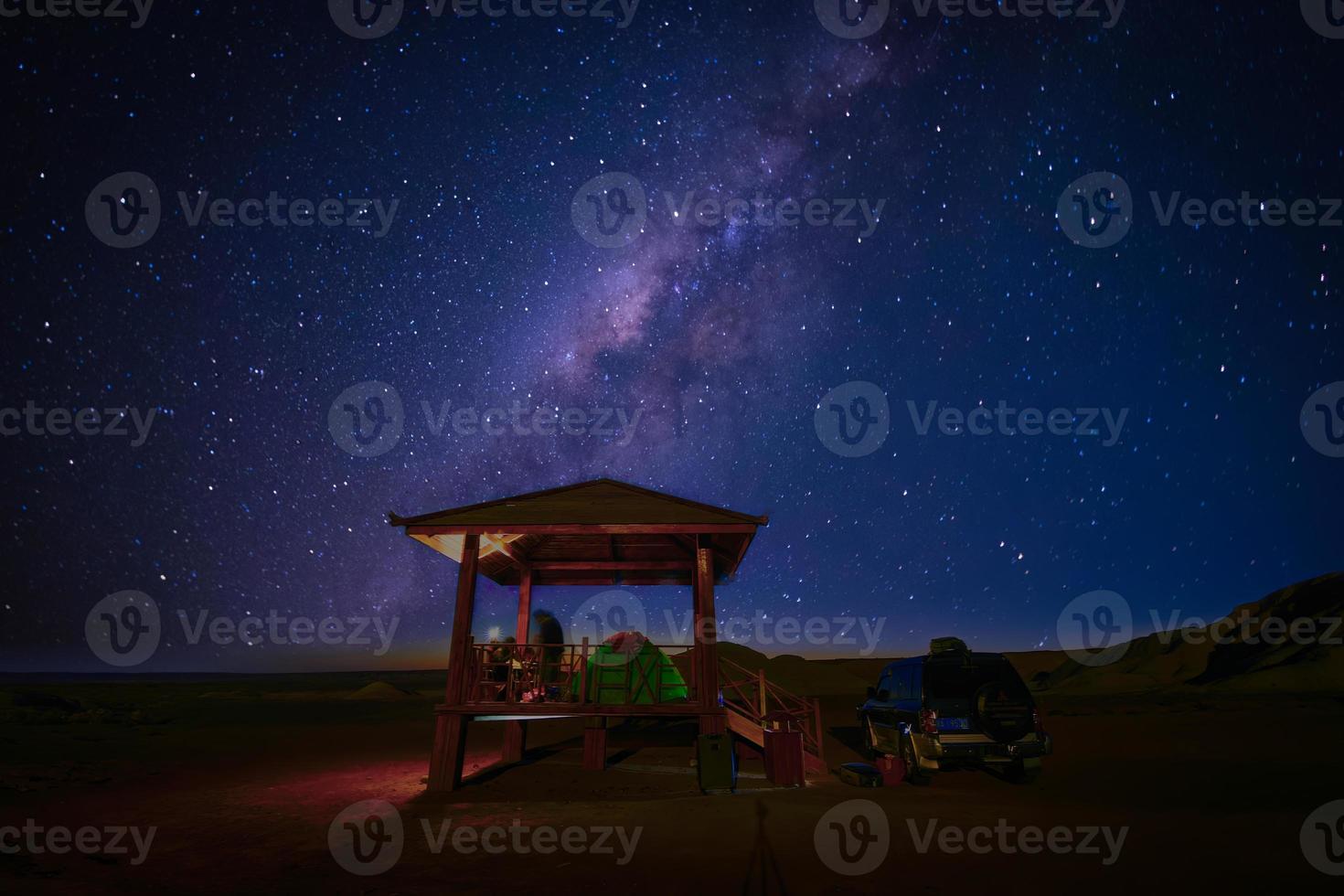 Camping unter das sternenklar Himmel im das Wucai Stadt szenisch Bereich in der Nähe von urumqi, Xinjiang, China. foto