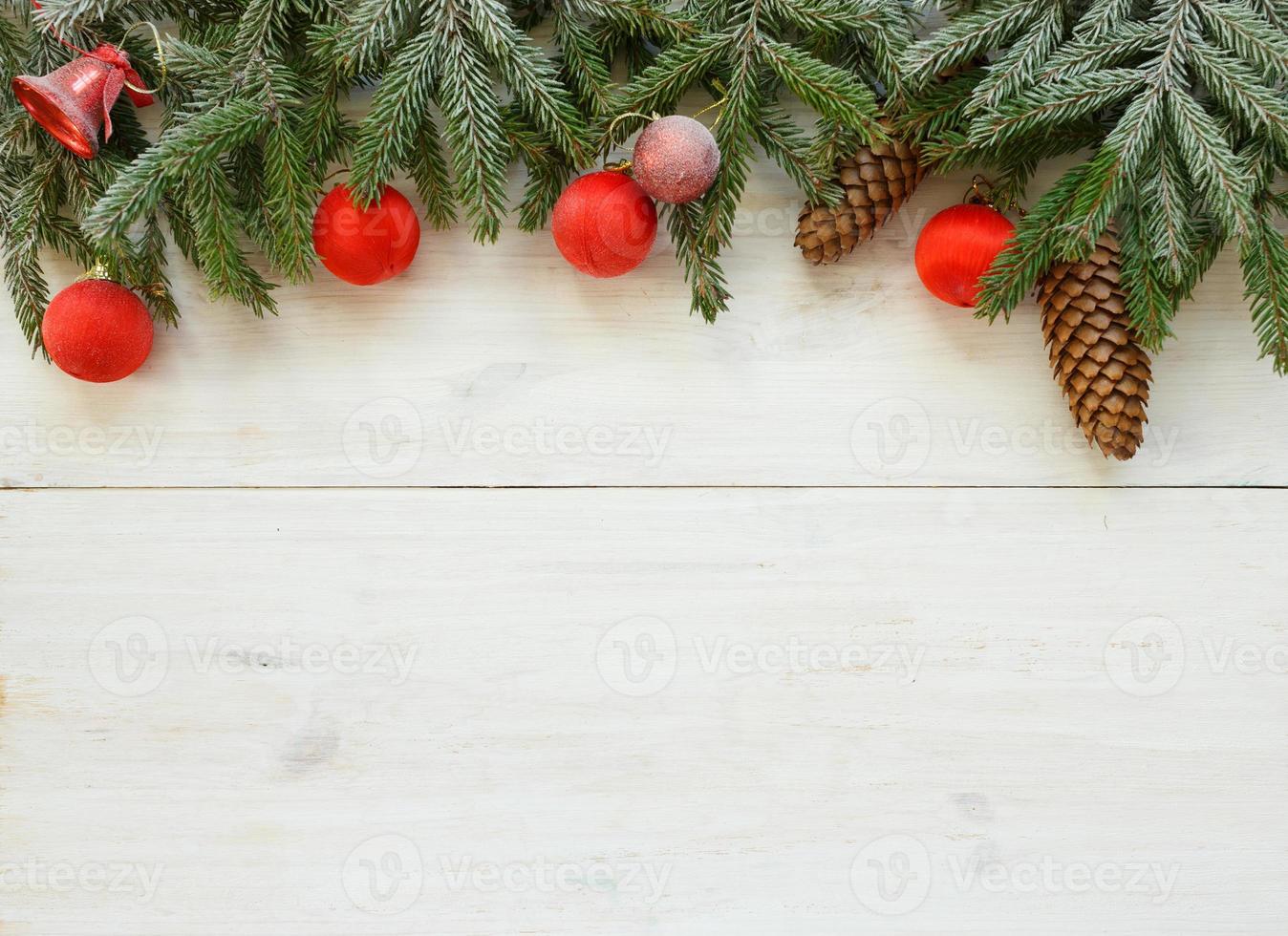 Weihnachten Baum Geäst mit Zapfen, Weihnachten Dekorationen auf Weiß hölzern Textur bereit zum Ihre Design foto