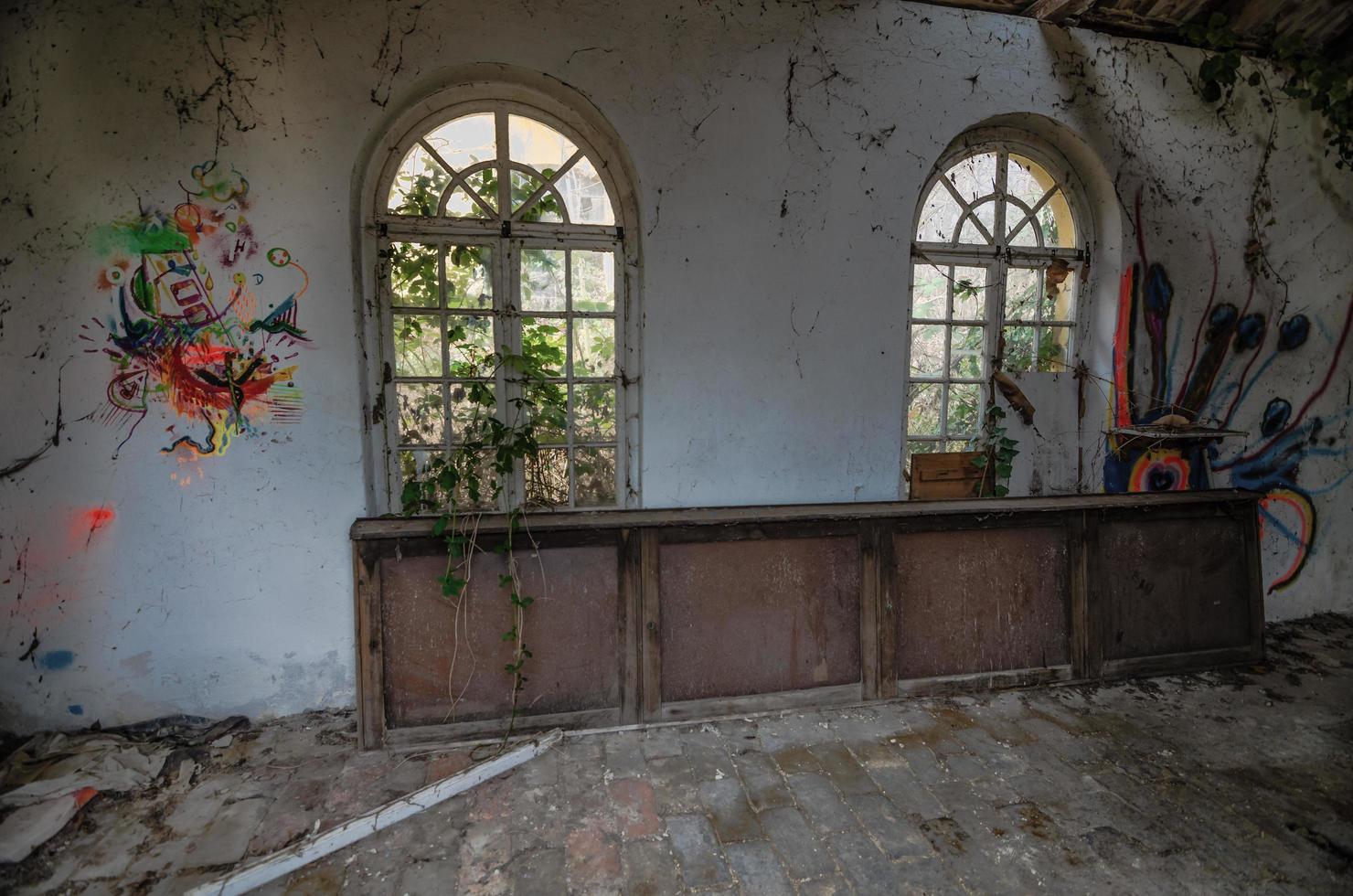 schön Fenster und Graffiti foto