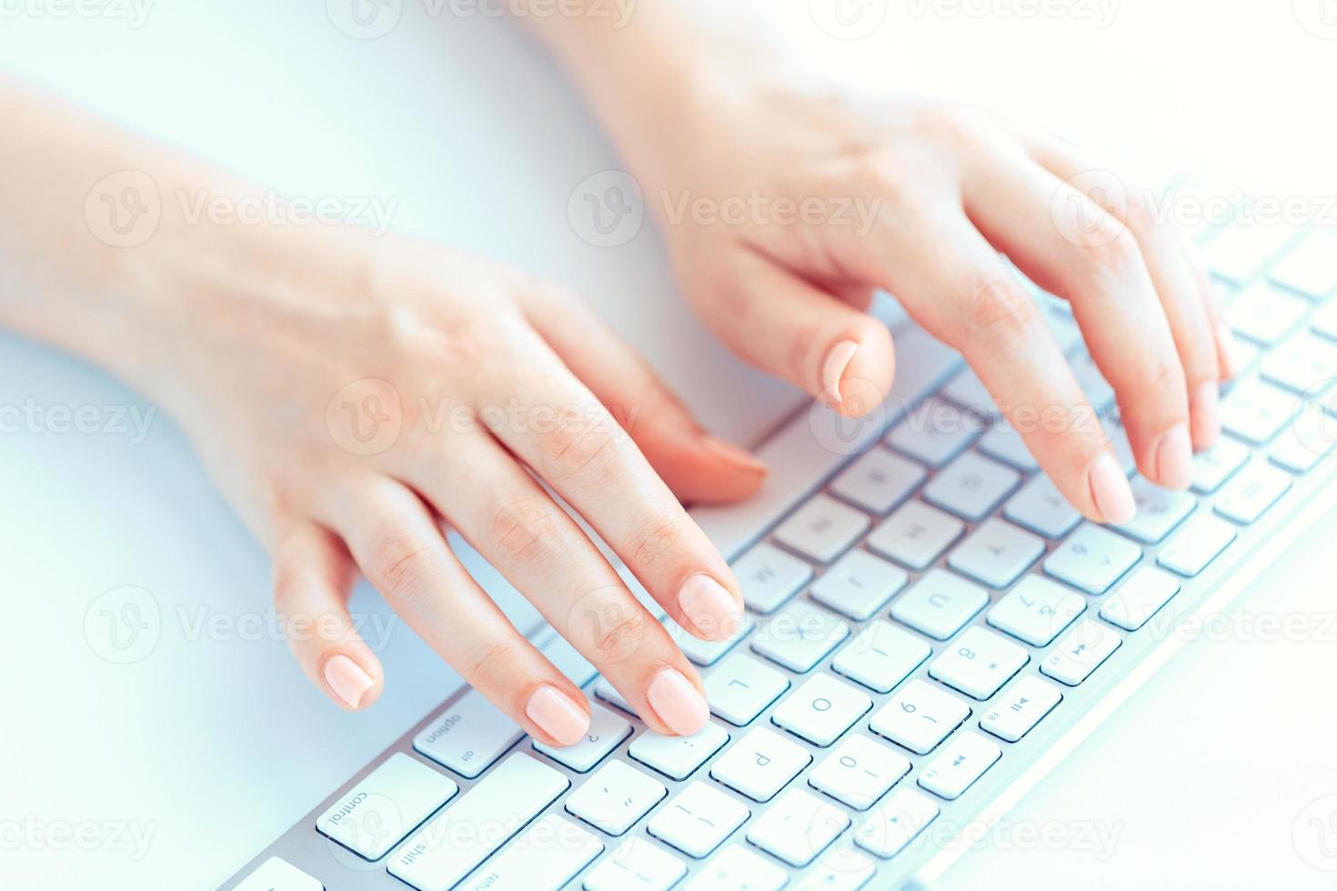 weibliche hände oder büroangestellte, die auf der tastatur tippen foto