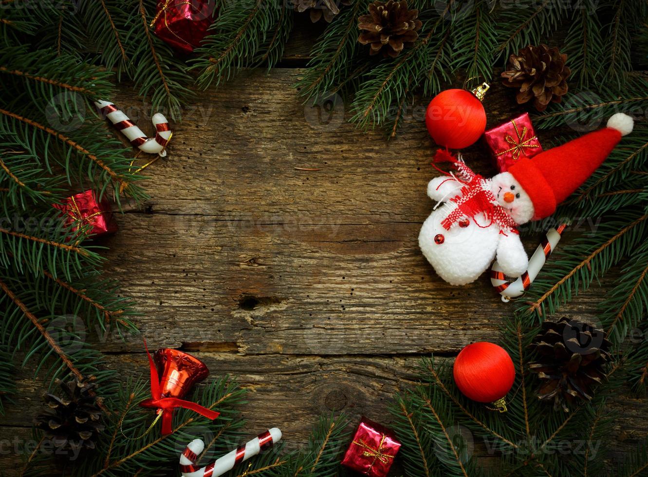 Weihnachten Baum Geäst mit Weihnachten Dekorationen und Schneemann auf hölzern Textur foto