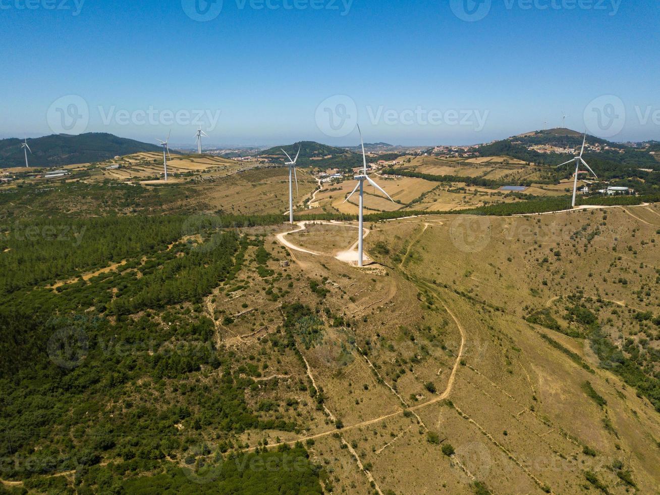 Antenne Aussicht von Energie produzieren Wind Turbinen foto