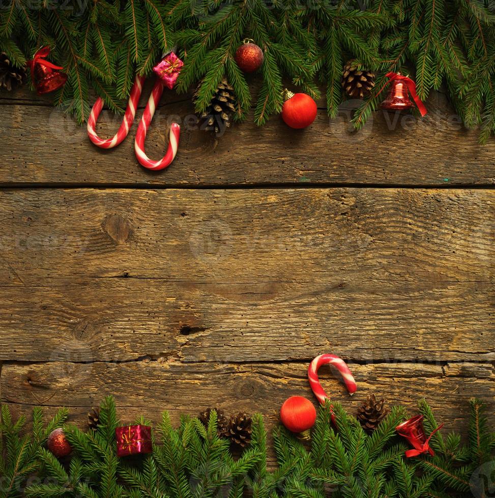 Weihnachten Rand mit Tanne Baum Geäst, Zapfen, Weihnachten Dekorationen und Süßigkeiten Stock foto