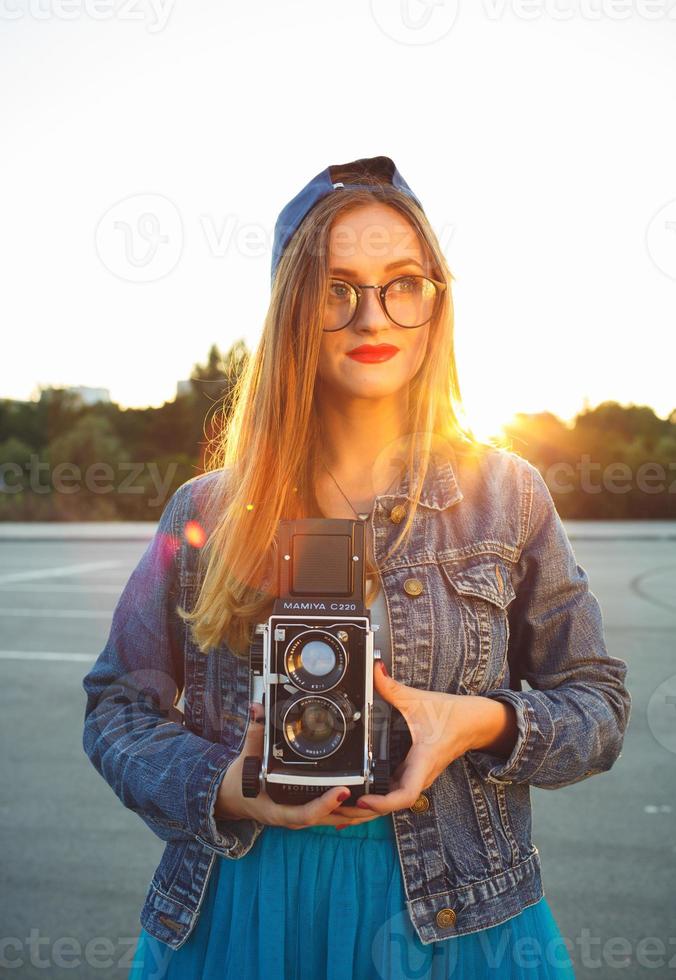 jung modern Frau mit Jahrgang Kamera foto