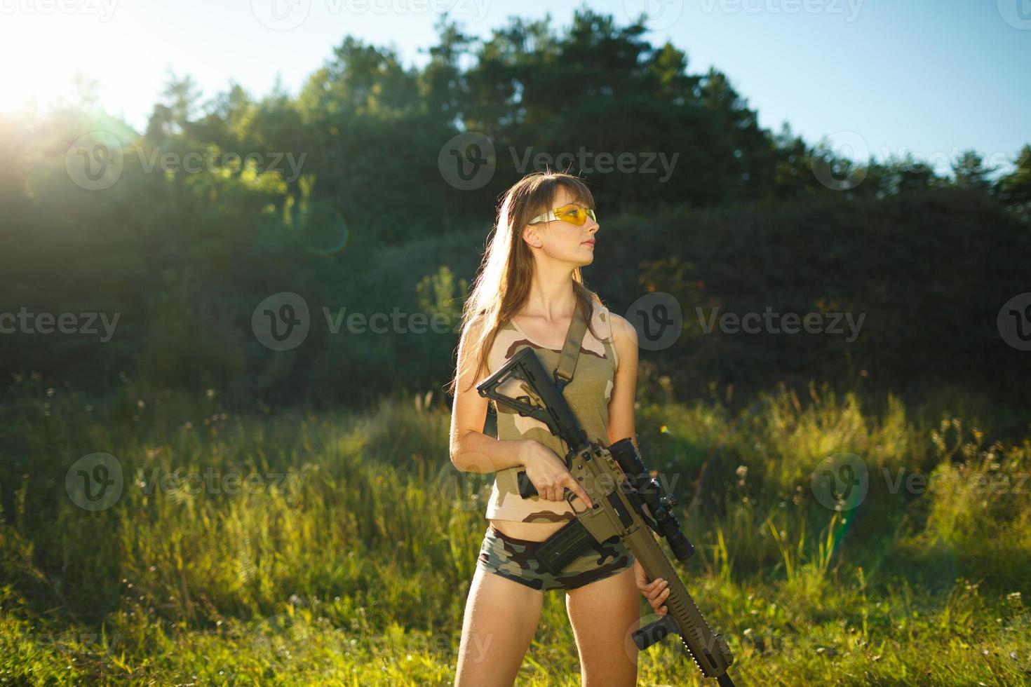 jung weiblich Soldat mit Maschine Gewehr foto