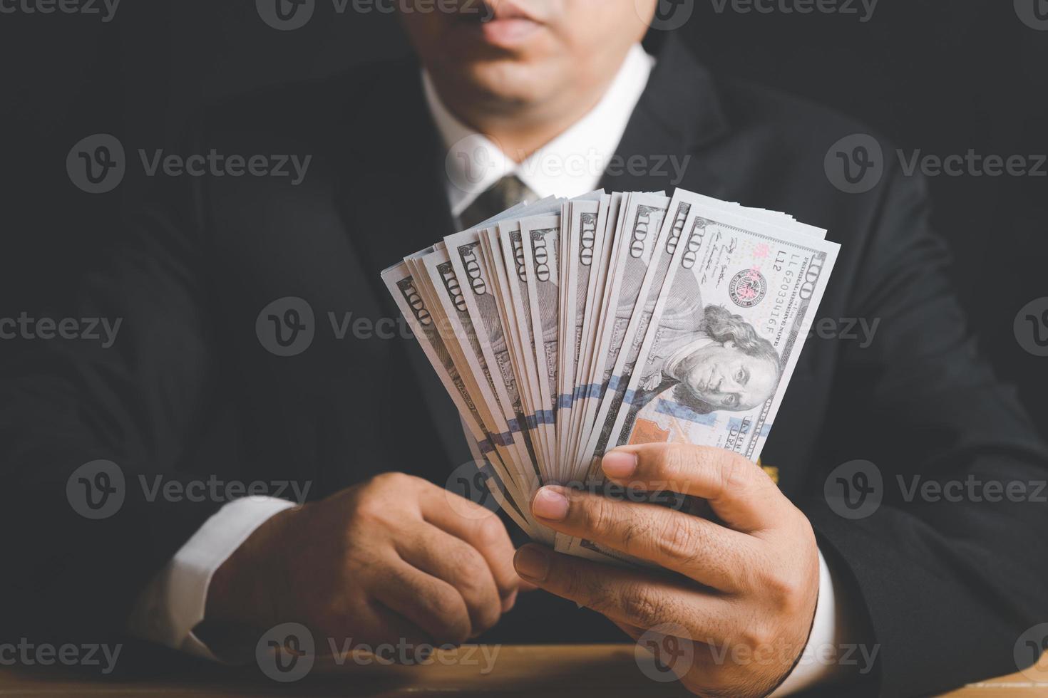 Geschäftsmann Hand halten Geld - - vereinigt Zustände Dollar. foto
