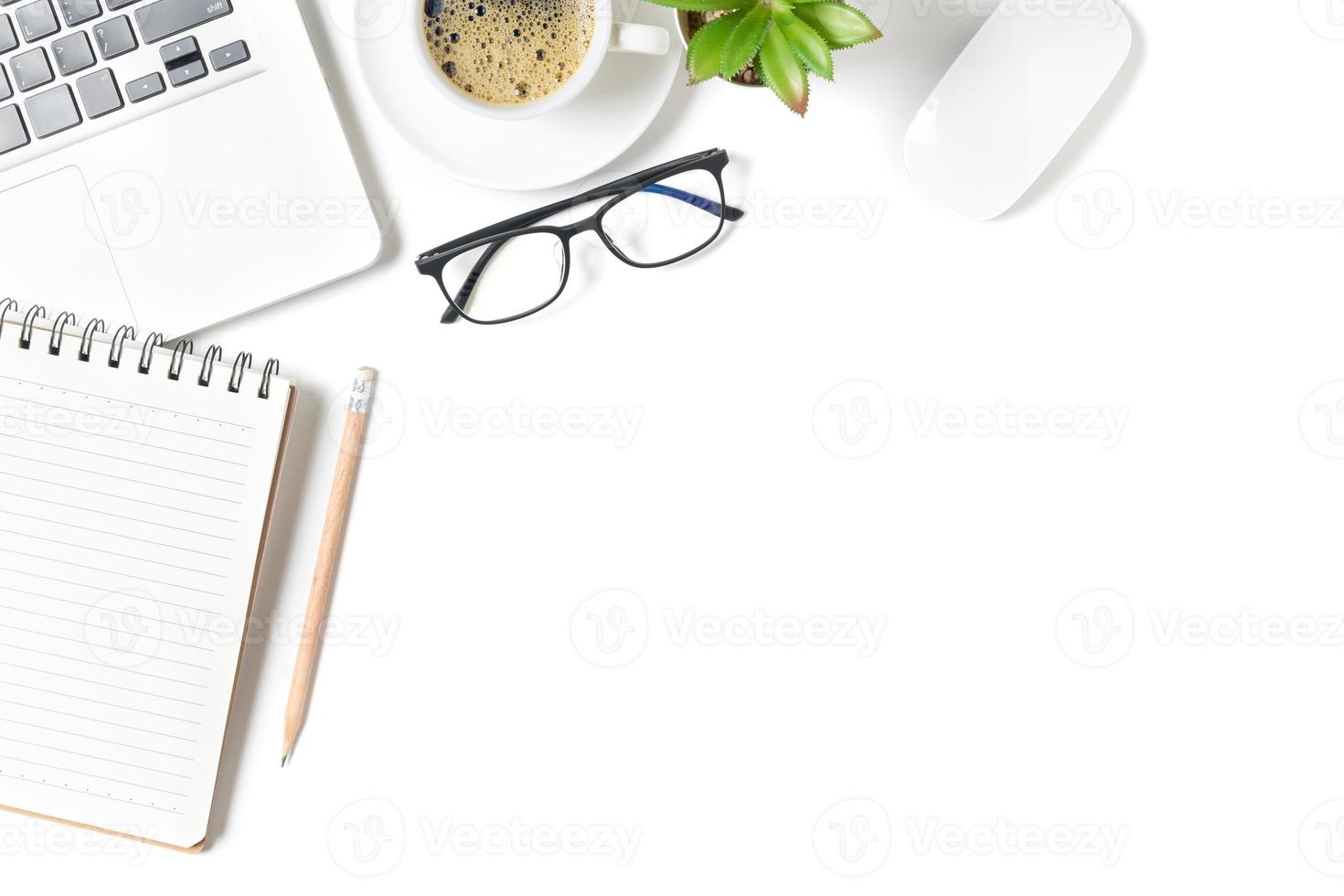 Weiß Büro Schreibtisch Tisch, leer Notizbuch mit Laptop und heiß Kaffee. foto